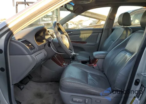 2005 Toyota Camry Le z USA, uszkodzony, nr VIN 4T1BF30K35U592807